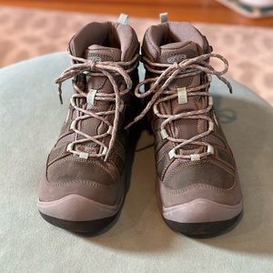 Keen Steen’s Leather Wateproof Hiking boots size 8.5 women’s